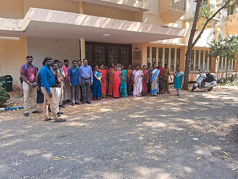 சம்பளம், ஓய்வூதியம் கேட்டு மதுரை காமராசர் பல்கலை.யில் பேராசிரியர்கள் போராட்டம்