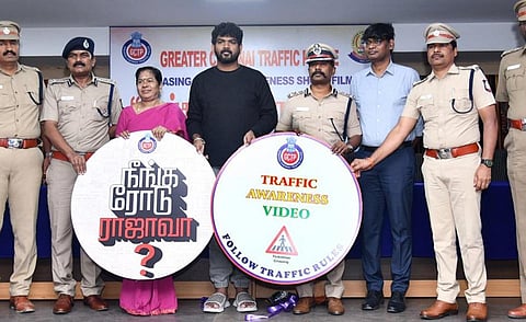 போக்குவரத்து விதி மீறல் தொடர்பான ‘நீங்க ரோடு ராஜாவா?’ எனும் சாலை பாதுகாப்பு விழிப்புணர்வு குறும்படத்தை போக்குவரத்து காவல் கூடுதல் ஆணையர் சுதாகர், திரைப்பட இயக்குநர் விக்னேஷ் சிவன், அவரது தாயார் மீனா குமாரி ஆகியோர் நேற்று காவல் ஆணையர் அலுவலகத்தில் வெளியிட்டனர்.
படம்: ம.பிரபு