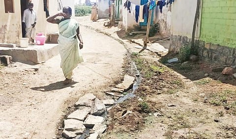 சாலை மற்றும் சாக்கடை கழிவுநீர் கால்வாய் உள்ளிட்ட அடிப்படை வசதி இல்லாத ஓசூர் மாநகராட்சி 8 -வது வார்டுக்கு உட்பட்ட திம்மசந்திரம் குடியிருப்பு பகுதி.