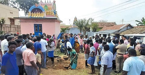 அவிநாசி அருகே வேலாயுதம்பாளையத்தில் மூடப்பட்ட கிணறை தோண்டி திறக்கும் போராட்டம்