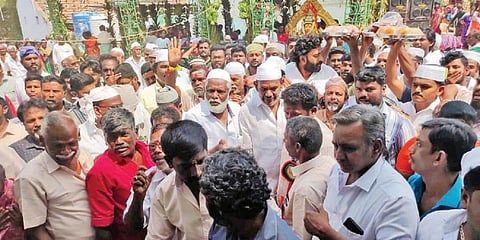பழநி அடுத்த பெரியகலையம்புத்தூரில் உள்ள ஐகோர்ட் பத்ரகாளியம்மன் கோயில் கும்பாபிஷேகத்தையொட்டி சீர்வரிசை பொருட்கள் கொண்டு வந்த முஸ்லிம்கள்.