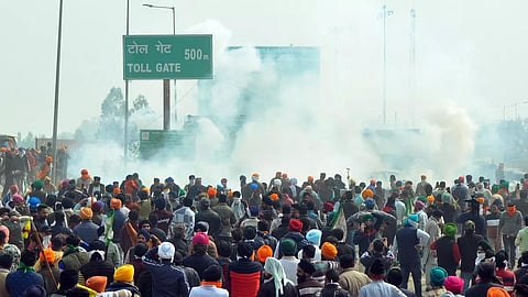 டெல்லி நோக்கி டிராக்டரில் பேரணி செல்வதற்காக, பஞ்சாப்-ஹரியாணாவின் ஷம்பு எல்லையில் நேற்று குவிந்திருந்த விவசாயிகள்.