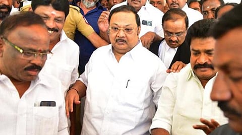 தேர்தல் அதிகாரியை தாக்கிய வழக்கில் விடுதலையான தீர்ப்புக்குப் பிறகு, மதுரை மாவட்ட நீதிமன்றத்திலிருந்து வெளியே வந்த முன்னாள் மத்திய அமைச்சர் மு.க. அழகிரி. படம்: எஸ்.கிருஷ்ணமூர்த்தி