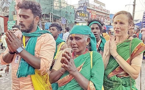 ”அரோகரா” முழக்கத்துடன் பழநிக்கு பாதயாத்திரை வந்த ஸ்பெயின் நாட்டு பெண் பக்தர்
