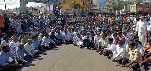 தேன்கனிக்கோட்டை அருகே யானை தாக்கி 2 பெண்கள் உயிரிழந்ததை கண்டித்து தளி எம்எல்ஏ மற்றும் பொதுமக்கள் சாலை மறியல் போராட்டத்தில் ஈடுப்பட்டனர்.