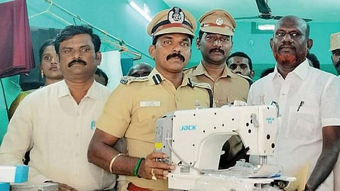 பரமக்குடியில் சாமிவேலுக்கு நவீன தையல் இயந்திரத்தை வழங்கிய டிஐஜி பழனி. உடன் கண்காணிப்பாளர் சதீஷ்குமார் உள்ளிட்டோர்.