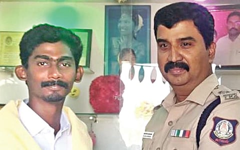 மார்ஷல் ஏசுவடியானுக்கு பாராட்டுத் தெரிவித்த தூத்துக்கு டிஎஸ்.பி. பாலாஜி சரவணன்.
