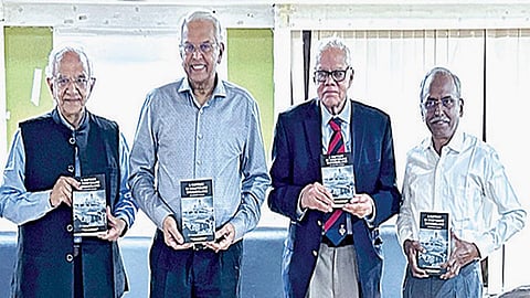 சென்னையில் நடைபெற்ற ‘கேப்டன் இன் கார்ப்பரேட் வொண்டர்லேண்ட் புத்தக வெளியீட்டு விழாவில் (இடமிருந்து) முன்னாள் தலைமைத் தேர்தல் ஆணையர் டி.எஸ்.கிருஷ்ணமூர்த்தி, லூகாஸ் டிவிஎஸ் தலைவர் டி.கே. பாலாஜி, கேப்டன் மோகன் ராம், டிவிஎஸ் இன்ஸ்டிடியூட் ஆஃப் குவாலிட்டி அண்ட் லீடர்ஷிப் அமைப்பின் இயக்குநர் கோவைச்செல்வன்.