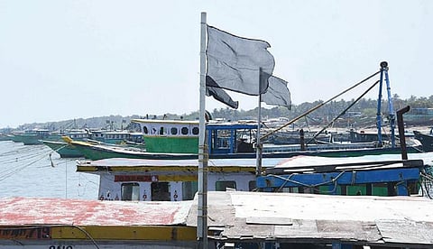 ராமேசுவரம் கடற்கரையில் நிறுத்தப்பட்டுள்ள விசைப்படகுகளில் கட்டப்பட்டுள்ள கருப்புக் கொடி.