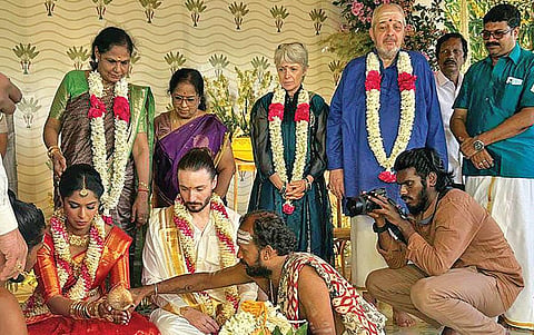 பிரான்ஸ் இளைஞருடன் இந்தியப் பெண்ணுக்கு புதுச்சேரியில் தமிழ் முறைப்படி திருமணம் நடந்தது.