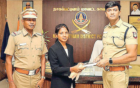 நாகை எஸ்.பி. அலுவலகத்தில், நீதிபதி தேர்வில் வெற்றி பெற்ற ரேவதிக்கு நேற்று பரிசு வழங்கி பாராட்டிய எஸ்.பி. ஹர்ஷ் சிங். உடன், ரேவதியின் தந்தை சிறப்பு காவல் ஆய்வாளர் ராஜேந்திரன்.