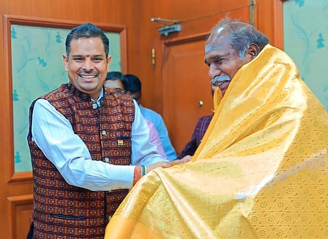 புதுச்சேரி தலைமைச் செயலராக சரத் சவுகான் பதவியேற்பு - திருப்பதி லட்டு தந்து வரவேற்பு