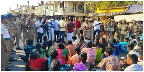 கொலை குற்றவாளிகளை கைது செய்ய வலியுறுத்தி கரூர் திருச்சி சாலையில் சாலை மறியலில் ஈடுபட்ட உறவினர்கள்