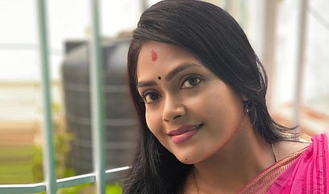 பண மோசடி புகாரில் பாஜக நிர்வாகி நடிகை ஜெயலட்சுமி கைது: பாடலாசிரியர் சிநேகன் புகார் மீது நடவடிக்கை