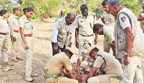 தளி வனப்பகுதியில் பதிந்துள்ள யானையின் கால் தடத்தை ஆய்வு செய்த கால்நடை மருத்துவர் மற்றும் இரு மாநில வனத்துறையினர்.