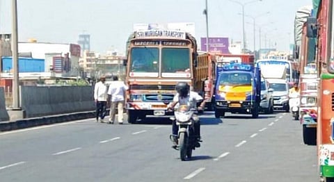 தேசிய நெடுஞ்சாலையில் வாகனத் தணிக்கையால் தமிழக எல்லையில் போக்குவரத்து நெரிசல் @ ஓசூர்