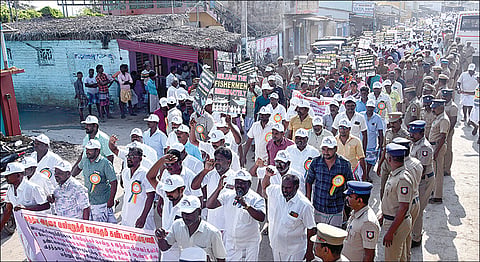 இலங்கை சிறையில் உள்ள மீனவர்களை விடுதலை செய்யக் கோரி ராமேசுவரத்தில் இருந்து பாம்பனுக்கு நேற்று பேரணியாகச் சென்ற மீனவர்கள். படம். எல்.பாலச்சந்தர்