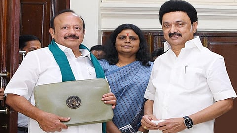 தமிழக அரசின் 2024-25-ம் ஆண்டுக்கான வேளாண்மை மற்றும் உழவர் நலத்துறையின் நிதிநிலை அறிக்கையை சட்டப் பேரவையில் தாக்கல் செய்வதற்கு முன்பாக, முதல்வர் மு.க.ஸ்டாலினை தலைமைச் செயலகத்தில், அமைச்சர் எம்.ஆர்.கே.பன்னீர்செல்வம் சந்தித்து வாழ்த்து பெற்றார். உடன் துறை செயலாளர் அபூர்வா.