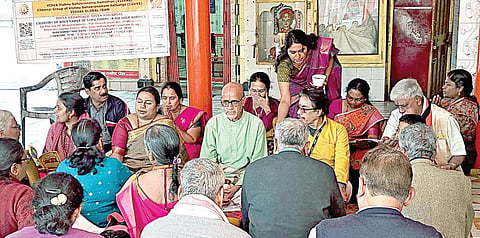 ஸ்ரீ விஷ்ணு சஹஸ்ரநாமம் பாடும் விஸ்வாஸ் பக்தர்கள்.