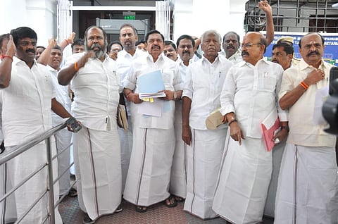 சட்டப்பேரவை வளாகத்தில் அதிமுகவினர்.