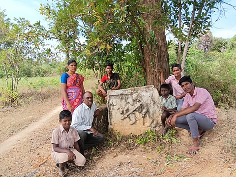 மேட்டூர் அருகே 17-ம் நூற்றாண்டு போர் வீரனின் நடுகற்கள், புலிக்குத்தி நடுகல், குத்து கல் கண்டெடுப்பு