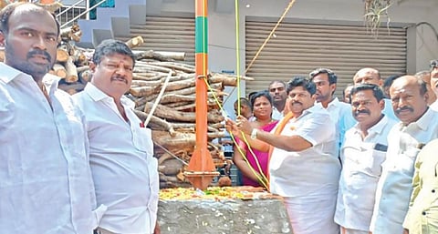 தருமபுரி சட்டப்பேரவைத் தொகுதி பாஜக அலுவலகம் திறப்பு விழா மற்றும் கட்சியின் கொடியேற்று விழா மாவட்ட பொதுச் செயலாளர் ஐஸ்வர்யம் முருகன் தலைமையில் நடந்தது. மாநில துணைத் தலைவர் கே.பி.ராமலிங்கம் கட்சியின் கொடியை ஏற்றி வைத்தார். இதில், மாநில செயலாளர் வெங்கடேசன், மாவட்ட பார்வையாளர் முனிராஜ், மாவட்ட தலைவர் பாஸ்கர் உள்ளிட்டோர் பங்கேற்றனர்.