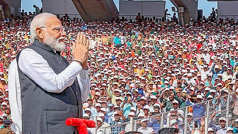 குஜராத் கூட்டுறவு பால் விற்பனை கூட்டமைப்பின் பொன் விழாவில் கலந்து கொண்ட பிரதமர் நரேந்திர மோடிக்கு உற்சாக வரவேற்பளிக்கும் விவசாயிகள்.