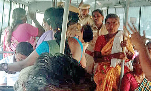 சென்னையில் தலைமை செயலகத்தில் முதல்வரை சந்தித்து நேற்று மனு கொடுக்க சென்ற 19 பெண்கள் உட்பட 23 விவசாயிகளை கைது செய்து பேருந்தில் அழைத்து செல்லப்பட்டனர்.