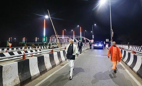 வாரணாசி நெடுஞ்சாலையை ஆய்வு செய்யும் பிரதமர் மோடி
