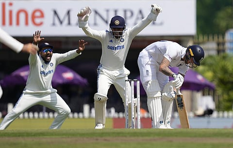 பென் ஸ்டோக்ஸ் பரிதாபம் - கணுக்காலுக்குக் கீழ் சென்ற பந்துக்கு கொண்டாட்டம் அவசியமா?
