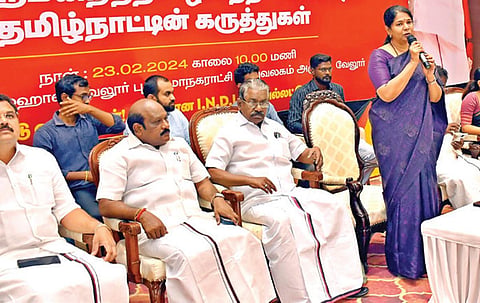மக்களவை தேர்தலை முன்னிட்டு திமுக தேர்தல் அறிக்கை தயாரிக்கும் குழுவின், பொதுமக்கள் மற்றும் பல்வேறு தொழில் சார்ந்த பிரதிநிதிகளின் கருத்து கேட்பு கூட்டம் வேலூரில் நேற்று நடைபெற்றது. இதில், கலந்து கொண்டு பேசும் தேர்தல் அறிக்கை தயாரிக்கும் குழுவின் தலைவர் கனிமொழி.
| படம்: வி.எம்.மணிநாதன் |
