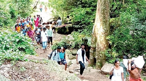 சதுரகிரியில் மாசி மாத பவுர்ணமி வழிபாடு: ஆயிரக்கணக்கான பக்தர்கள் மலையேற்றம்