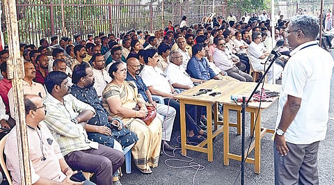 நிதி நெருக்கடியை சரி செய்ய வலியுறுத்தி, சென்னை பல்கலைக்கழக வளாகத்தில் நேற்று உண்ணாவிரத போராட்டத்தில் ஈடுபட்ட பல்கலைக்கழக பேராசிரியர்கள் மற்றும் அலுவலர் நலச் சங்கங்களின் கூட்டு நடவடிக்கை குழுவினர். படம்: எஸ்.சத்தியசீலன்