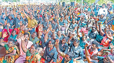 பல்வேறு கோரிக்கைகளை வலியுறுத்தி, தமிழ்நாடு தூய்மை தொழிலாளர்கள் நலச்சங்கம் சார்பில் ஆர்ப்பாட்டம், சென்னை எழும்பூர் ராஜரத்தினம் மைதானம் அருகே நேற்று நடைபெற்றது.படம்: ம.பிரபு