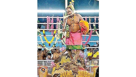 மாசாணியம்மன் கோயிலில் நடைபெற்ற மயான பூஜையில் பட்டுச்சேலையில் பிடிமண் எடுத்த அருளாளி அருண்.