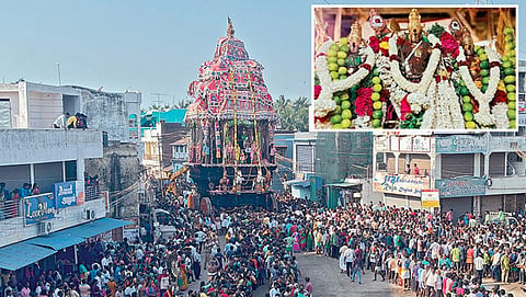 திருச்செந்தூரில் நேற்று நடைபெற்ற சுப்பிரமணிய சுவாமி கோயில் மாசித் தேரோட்டத்தில் வடம் பிடித்து தேர் இழுத்த பக்தர்கள். (உள்படம்) தேரில் வள்ளி-தெய்வானையுடன் பவனி வந்த சுவாமி குமரவிடங்கப் பெருமான்.