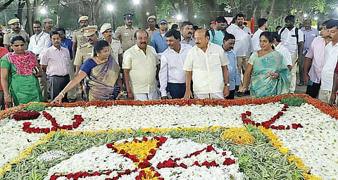 கோவை வேளாண்மை பல்கலைக்கழகத்தில் மலர் கண்காட்சியை நேற்று தொடங்கிவைத்து பார்வையிட்ட வேளாண் துறை அமைச்சர் எம்.ஆர்.கே. பன்னீர்செல்வம். உடன், துணைவேந்தர் வெ.கீதாலட்சுமி உள்ளிட்டோர்.