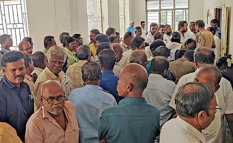 மதுரை ஆட்சியர் அலுவலகத்தில் நடந்த நியோ மேக்ஸ் நிறுவனங்களில் முதலீட்டாளர் நிலங்கள் ஒப்படைப்பு செய்யும் சிறப்பு முகாமில் பங்கேற்றோர்.