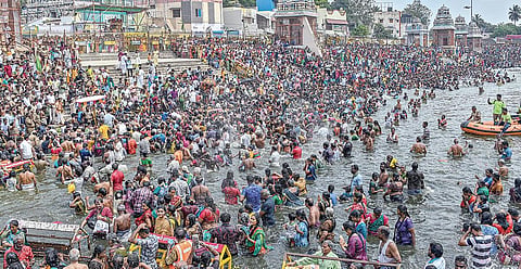 மாசிமக விழாவையொட்டி கும்பகோணம் மகாமக குளக்கரையில் நேற்று நடைபெற்ற தீர்த்தவாரியில் பங்கேற்று புனித நீராடிய பக்தர்கள். படங்கள்: ஆர்.வெங்கடேஷ்