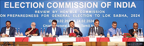 மக்களவைத் தேர்தலுக்கான முன்னேற்பாட்டு நடவடிக்கைகள் குறித்த ஆலோசனைக் கூட்டம் சென்னையில், தலைமை தேர்தல் ஆணையர் ராஜீவ் குமார் தலைமையில் நேற்று நடைபெற்றது. உடன் தேர்தல் ஆணையர் அருண் கோயல் உள்ளிட்ட அதிகாரிகள்.