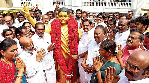 முன்னாள் முதல்வர் ஜெயலலிதாவின் 76-வது பிறந்த நாளை முன்னிட்டு, சென்னை ராயப்பேட்டையில் உள்ள அதிமுக தலைமை அலுவலகத்தில் அமைந்துள்ள அவரது சிலைக்கு கட்சியின் பொதுச் செயலாளர் பழனிசாமி மாலை அணிவித்து மரியாதை செலுத்தினார். உடன் அவைத்தலைவர் தமிழ்மகன் உசேன் உள்ளிட்ட நிர்வாகிகள். படங்கள்: ம.பிரபு