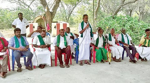 செய்யாறு அருகே மேல்மா கூட்டுச்சாலையில் போராட்டத்தில் ஈடுபட்டுள்ள விவசாயிகளுக்கு ஆதரவு தெரிவித்து அவர்களை சந்தித்த பல்வேறு விவசாய சங்கங்களை சேர்ந்த நிர்வாகிகள்.