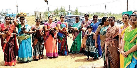 அமராவதிபுதூரில் ஸ்ரீமாவிழியம்மன் கோயிலில் மாசி படையல் விழாவில் கோழி, சேவல்கள் கொண்டு வந்த பிறந்த வீட்டுப் பெண்கள்.
