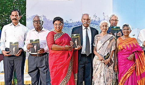 தமிழக காவல் துறையில் டிஜிபியாக இருந்து பணி ஓய்வு பெற்ற வால்டர் ஐ.தேவாரம், ‘மூணாறிலிருந்து மெரினா வரை’ என்ற தலைப்பில் தனது சுய சரிதையை நூலாக எழுதி உள்ளார். தமிழ் மற்றும் ஆங்கிலத்தில் தயாரான அந்த நூலை சென்னை எழும்பூரில் நேற்று மாலை வெளியிட்டார். மேற்கு வங்க முன்னாள் ஆளுநர் எம்.கே.நாராயணன், ஓய்வு பெற்ற சட்டம் ஒழுங்கு டிஜிபிக்கள் லத்திகா சரண், சைலேந்திரபாபு, ஓய்வு பெற்ற போலீஸ் அதிகாரிகள் துக்கையாண்டி, ஜெயந்த் முரளி மற்றும் பணியில் உள்ள கூடுதல் டிஜிபி டேவிட்சன் தேவாசீர்வாதம் உள்ளிட்டோர் புத்தகத்தை பெற்றுக் கொண்டனர்.படம்: எஸ்.சத்தியசீலன்