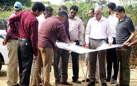 சென்னை, புறநகரில் வெள்ளத்தடுப்பு, கால்வாய் பணிகள் ஆய்வு: மழைக்காலத்துக்குள் முடிக்க தலைமைச்செயலர் அறிவுறுத்தல்