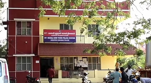 பொன்னேரி | மதுபோதை தகராறில் தொழிலாளி கொலை: காவல் நிலையத்தில் நண்பர் சரண்