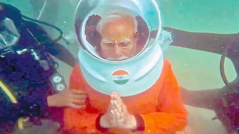 மகாபாரத காலத்தின் துவாரகா நகரம் கடலில் மூழ்கியுள்ளது. பிரதமர் நரேந்திர மோடி நேற்று ஆழ்கடலில் மூழ்கி கிருஷ்ணர் ஆட்சி செய்த துவாரகாவை பார்வையிட்டு பிரார்த்தனை செய்தார். படம்: பிடிஐ