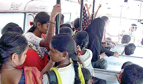 ப்ளீஸ்... அங்கிள்... வழியை விடுங்கள்!