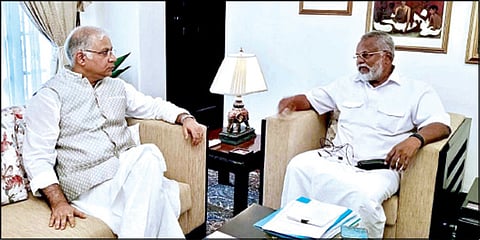 இலங்கையின் கொழும்புவில் இந்திய தூதர் சந்தோஷ் ஜாவை சந்தித்து பேசினார் இலங்கை மீன்வளத் துறை அமைச்சர் டக்ளஸ் தேவானந்தா.