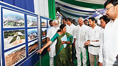 குப்பத்தில் விரைவில் 3 அணைகள் கட்டப்பட உள்ள திட்டத்துக்கான புகைப் படங்களை நேற்று பார்வையிட்ட ஆந்திர முதல்வர் ஜெகன்மோகன்.